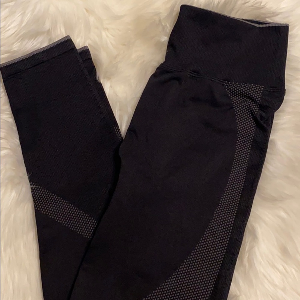 Victoria Secret/ Pink -Booty lifting leggings